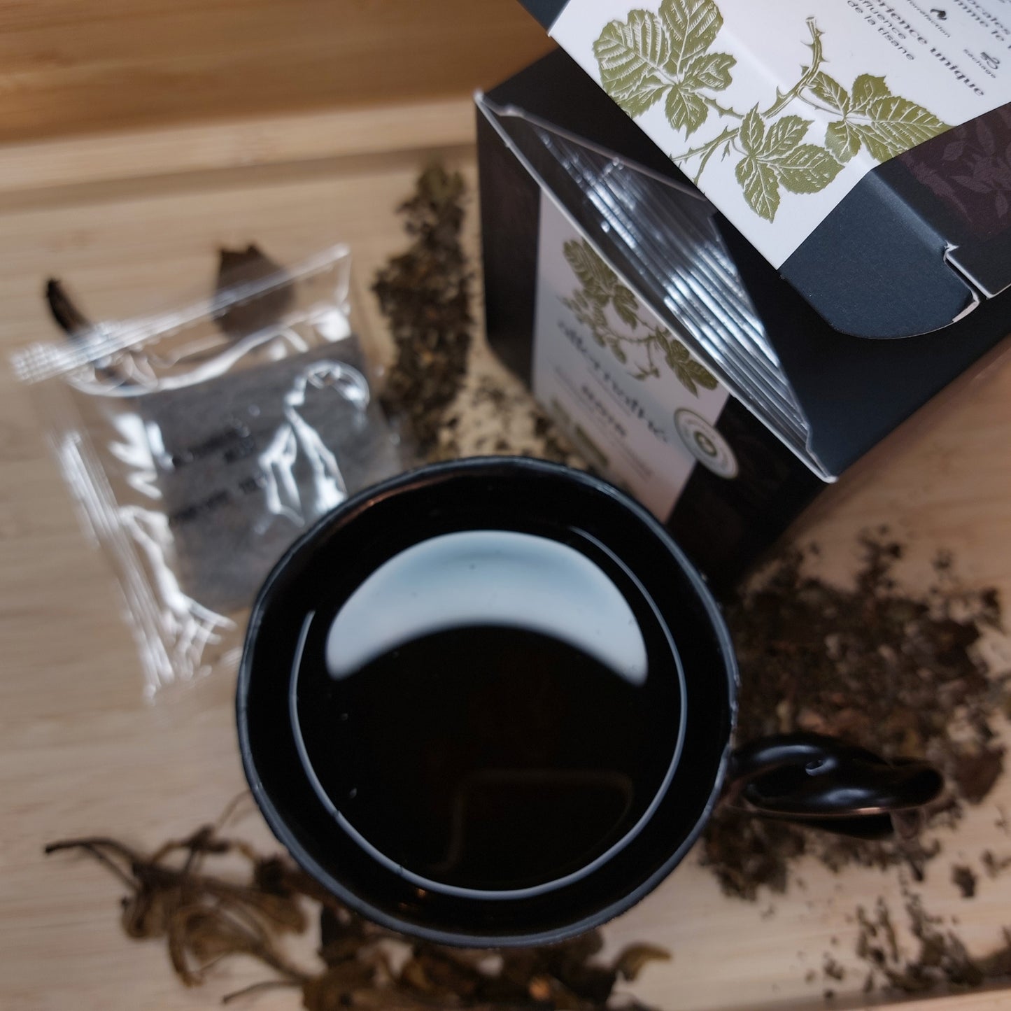 
                  
                    NOIR puissant et connot(h)é
                  
                